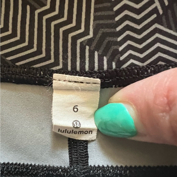lululemon athletica Black & White Geometric Print Leggings - Picture 4 of 4